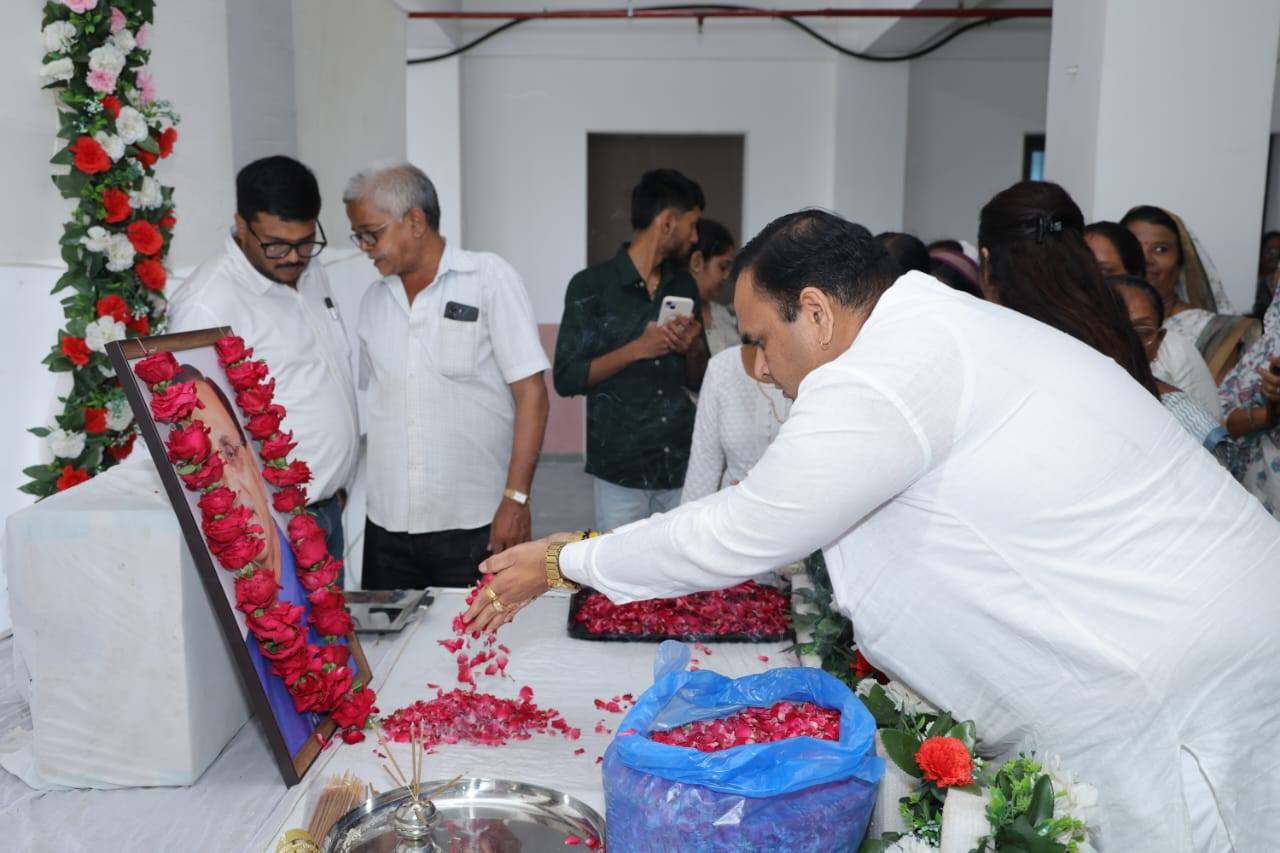 તા.૧૮-૦૬-૨૦૨૫ ના રોજ સુરત જિલ્લા ભાજપ મધ્યસ્થ કાર્યાલય બારડોલી ખાતે ગુજરાતના પૂર્વ મુખ્યમંત્રી સ્વ. શ્રી વિજયભાઈ રૂપાણીજીના પવિત્ર આત્માને શ્રદ્ધાંજલિ આપવા માટે પ્રાર્થના સભા યોજાઈ હતી.